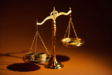 Image representing tax optimization for freelancers, showing a balanced scale with golden coins.